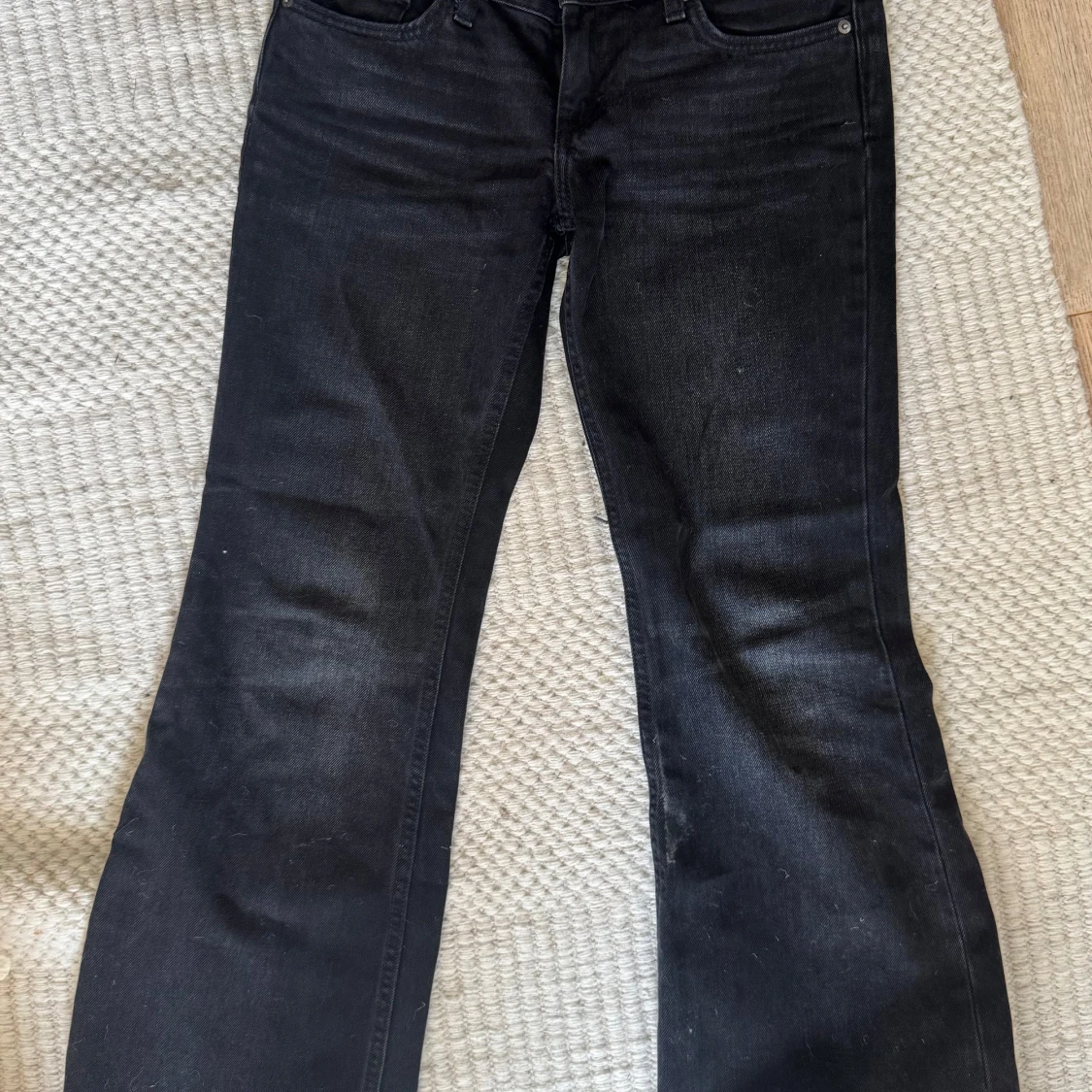 Svarta bootcut jeans från Weekday
