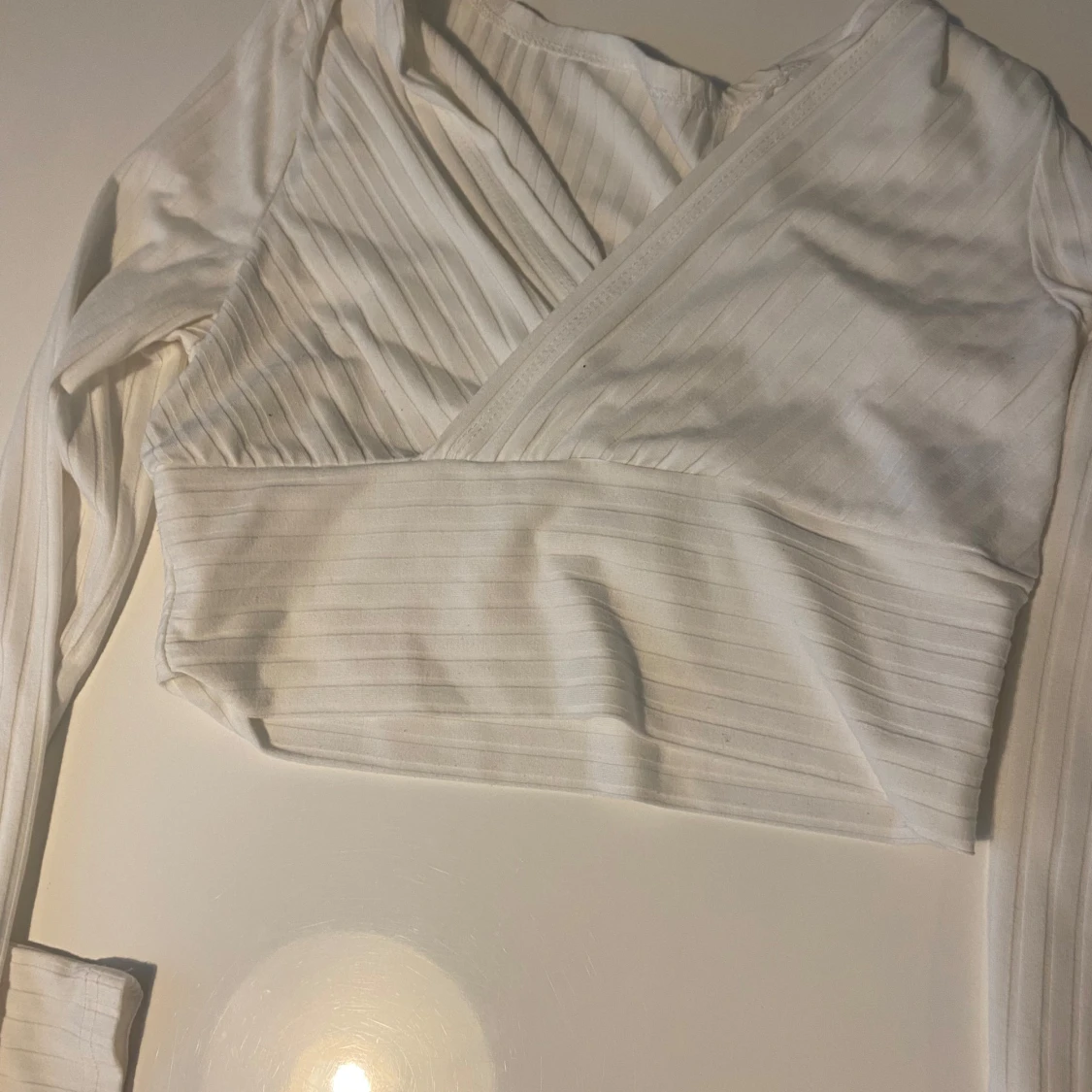 Vit omlottopp med ribbade detaljer