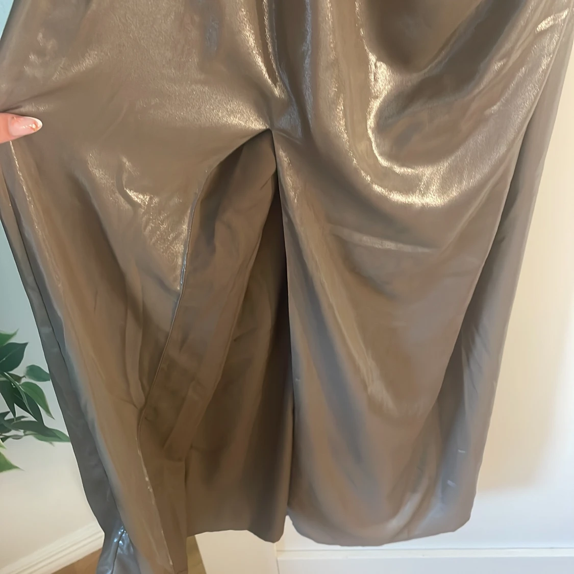 Glittrig långklänning med snörning - 3