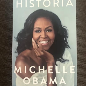 Min historia av Michelle Obama - Följ med Michelle Obama från barndomen i Chicago till livet i Vita huset. En inspirerande berättelse om att hitta sin plats, möta utmaningar och våga vara sig själv. Perfekt för unga vuxna som vill läsa om mod, styrka och att följa sina drömmar.