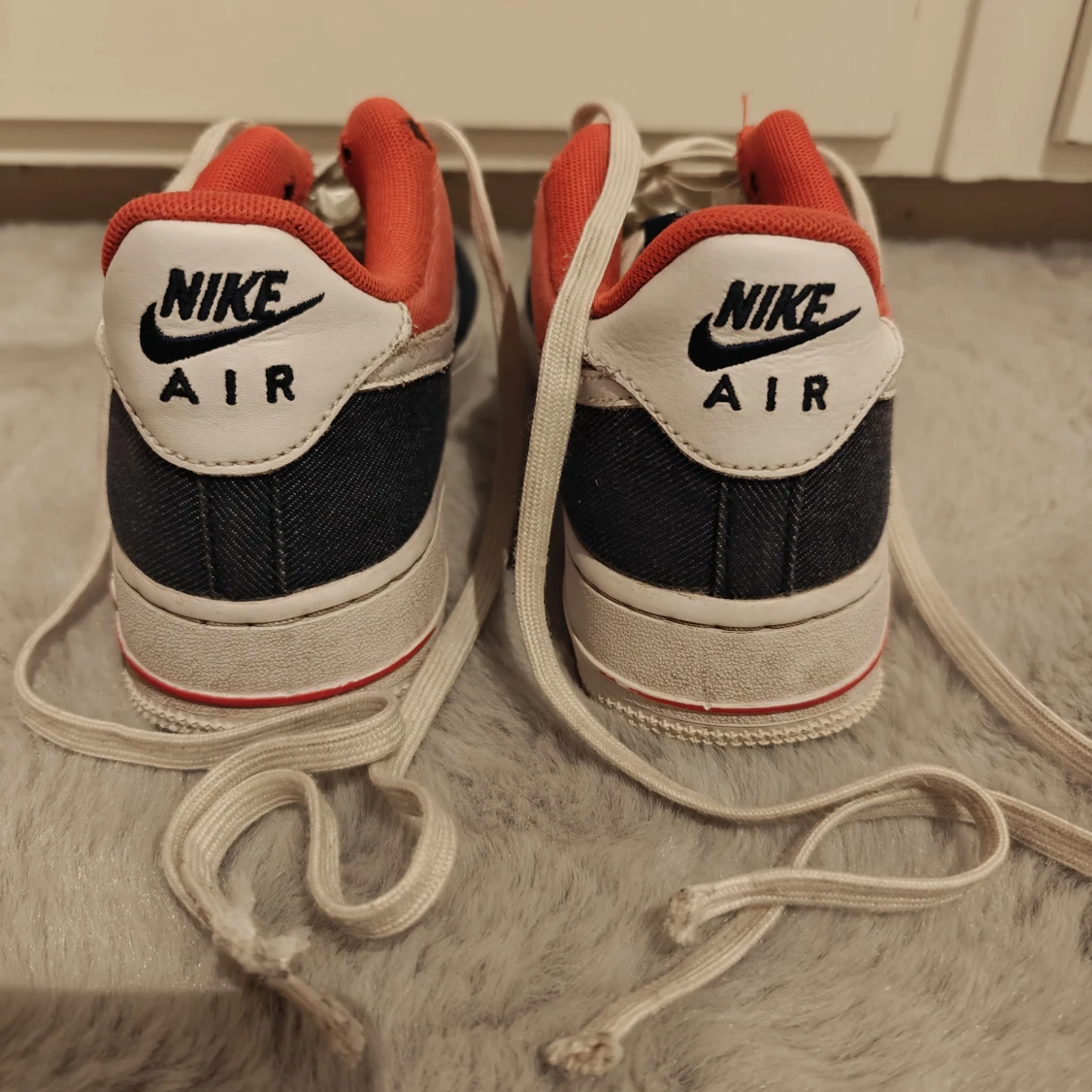 Nike Air Force 1 i vitt, blått och rött - 4