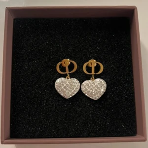 Glittriga hjärtörhängen i guld och silver - Supersöta örhängen med glittrande hjärtan i silverfärg och guldfärgade detaljer. 