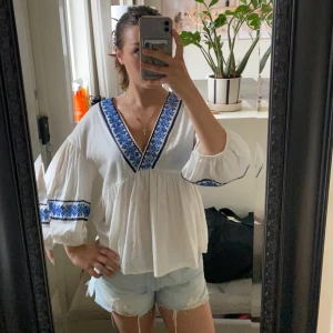 ZARA blus - Super gullig vit o blå blus från ZARA. Säljer den pga att den är lite för stor för mig🩷