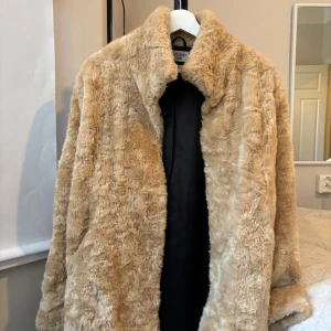 Beige pälsjacka från Tiger of Sweden - Lyxig tiger of sweden Jacka som inte är märkbart använd. Exklusivt material som nypris kostade ca 3000kr. 