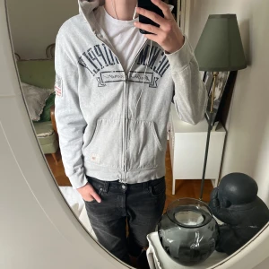 Ralph Lauren hoodie - Hoodie ifrån Denim & Supply, storlek S jag är 180, använt skick men mycket kvar att ge, har från början lite sliten design, skriv vid frågor