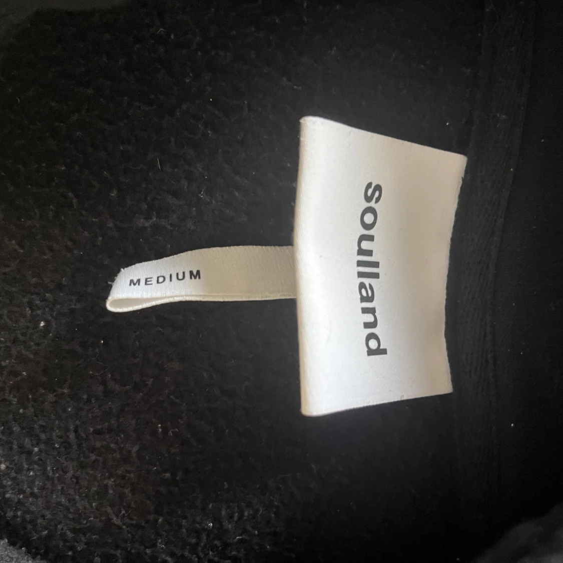 Svart half zip sweatshirt från Soulland - 2