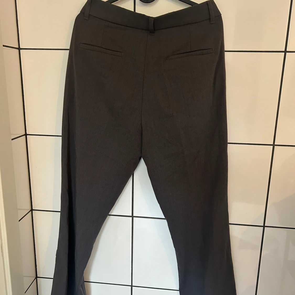 Mörkgrå kostymbyxor med raka ben - 1