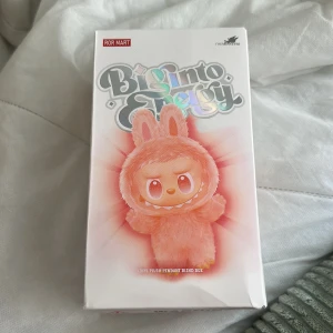 Big Into Energy - Upptäck en samlarbox med söta och färgglada figurer i kanindräkt! Varje box innehåller en överraskningsfigur med olika teman som Love, Hope och Happiness. Perfekt för dig som gillar kawaii och vill ha något unikt i din samling. Oöppnad och slut överallt.