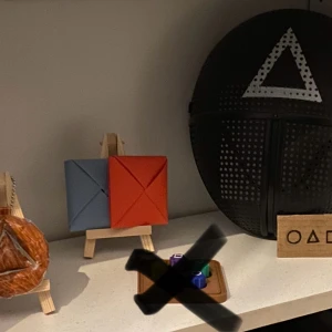 Squid Game saker  - Mask, blå/röd spel, pappers kort med nummer och en nyckel ring där triangeln går att ta bort och sätta på igen med tejp. Mask har skada men funkar att använda, skada från leverans! KONTAKTA INNAN KÖP NU! 