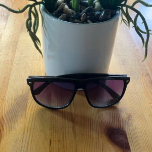 Identiska Solglasögon - Ray Ban Boyfriend - De här solglasögonen är identiska med Ray Ban Boyfriend och ser nästan exakt likadan ut. De ligger på ett lågt pris nu och kommer förmodligen höjas lite senare pågrund av den höga efterfrågan. Passa på nu och köp dom här fina solglasögonen inför sommarn. Har flera par inne så det räcker till många som är intresserade!