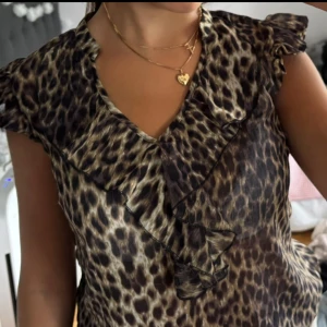 Leopard blus - Jättefin leopardmönstrad blus!