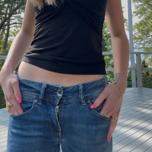Lågmidjade bootcut jeans - Jättesnygga jeana från G-Star Raw❣️ En liten skavank på vänster bakben (se sista bilden)