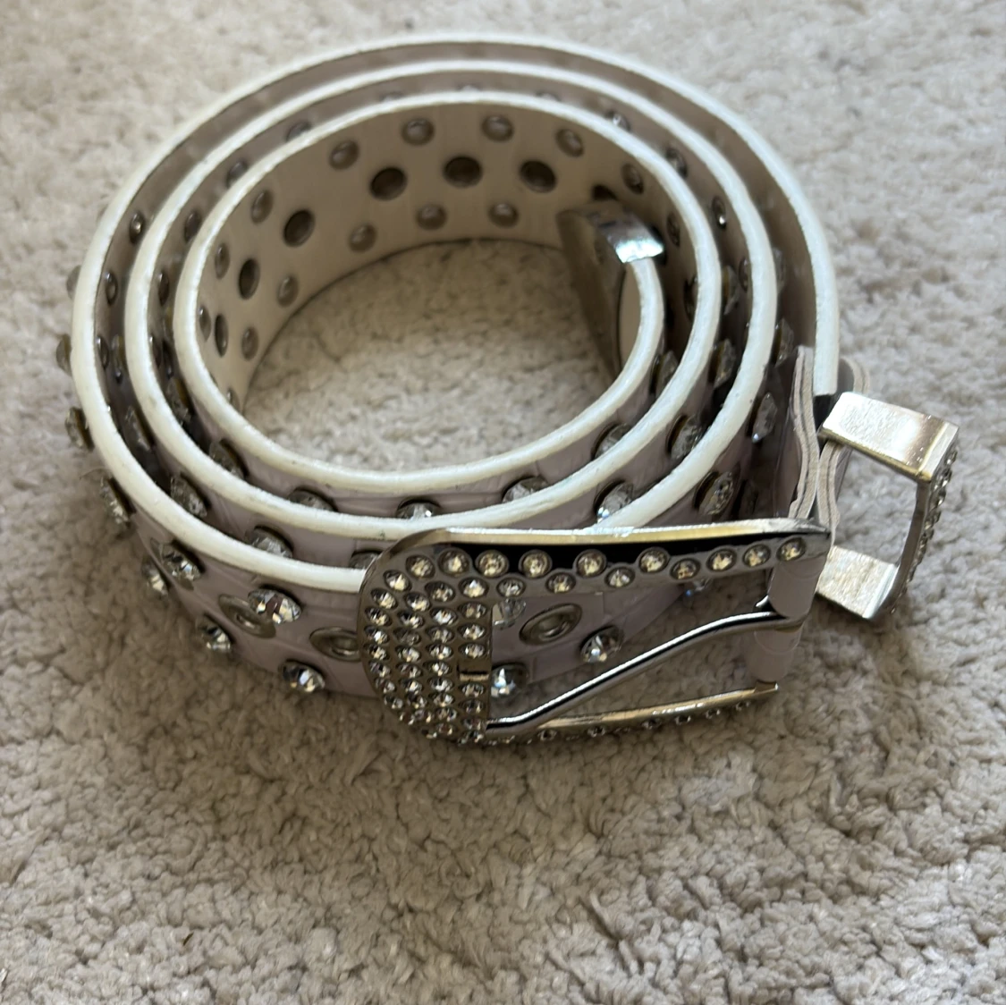 Vitt bälte med nitar och strass
