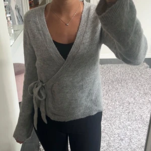 Grå omlottkofta  - Säljer en grå omlottkofta med knytband i midjan. Från Gina Tricot i storlek S, knappt använd!💞