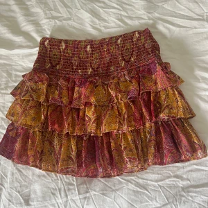 Volang kjol  - En super fin volangkjol från Zara. Den är i bra skicka! Skriv vid frågor!