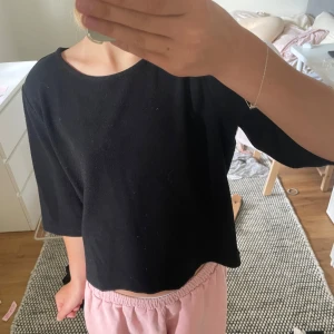 Svart topp med trekvartsärm från BikBok storlek s - Enkel svart topp från Bik Bok i storlek S. Modellen är rak och lite croppad med trekvartsärm och rund halsringning, lite bagy om du har Xxs eller xs!! Skriv om ni har frågor!!