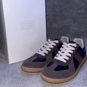 Maison margiela gats - Hej, Säljer mina Maison margiela gats i färg  och storlek 43, dom är i mycket bra skick och dom har inga deffekter eller annat konstigt, Vid intresse är det bara att höra av sig😁