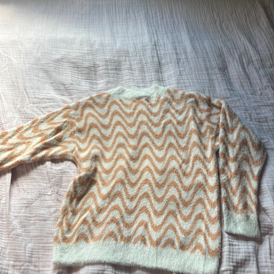 Beige och vit vågig stickad tröja Lindex - 1