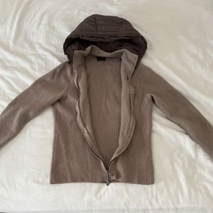Cardigan Massimo Dutti - Mycket fin Massimo Dutti jacka, stickad och i mycket fint skick💕 Säljer för ett mycket bra pris pga att den bara är i gaderoben och inte kommer till användning. Tveka inte på att höra av dig vid frågor och pris går alltid att diskutera.