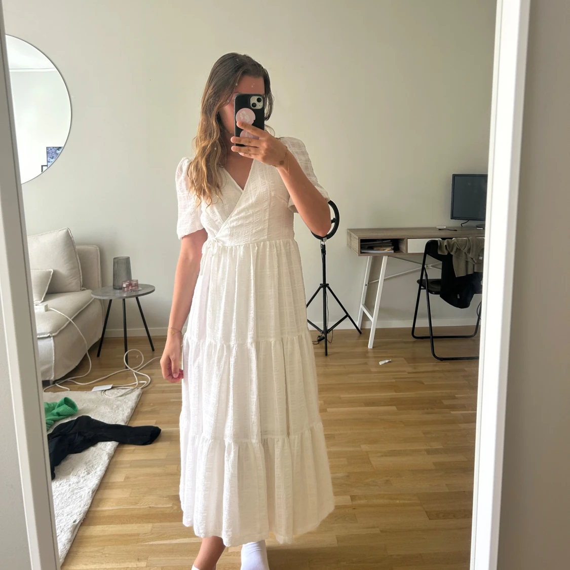 Vit omlottklänning med volang