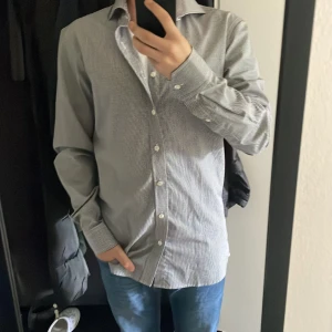 Rutig skjorta från Oscar Jacobson - Säljer en snygg rutig skjorta från Oscar Jacobson. Skjortan är i bomull  som passar perfekt till jeans. Nypris 1000kr