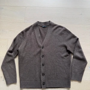 Kofta i ull och kashmir  - Jag säljer en ull och kashmir kofta från Zara som är använd två gånger. Jag säljer koftan pga att den inte riktigt passar min stil som jag hade hoppats på men tycker väldigt mycket om den egentligen. Jag hoppas därför att någon annan kan få använda den på det sättet jag planerade att göra😊