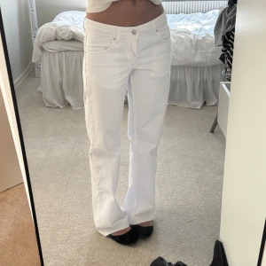 Vita lågmidjade Zara jeans  - Vita Zara jeans, straight/ wide och lådmidjade. Väldigt eftertraktade! Aldrig andvänt dom utanför hemmet så de är i nyskick. De är uppsydda så de passar dig som har innerbensläng 76cm❤️midjemåttet är 37cm rakt över. De står storlek 32 på lappen men de passar mig som har 34! Tryck gärna på köp nu❣️