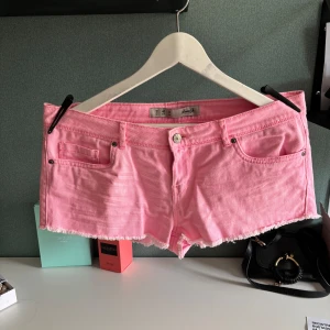 Rosa jeansshorts med fransig kant - Snygga rosa jeansshorts från Denim Co. Shortsen är låg midjad storlek 40 men det är mindre än vanligt så tycker det är mer som 38