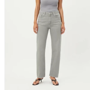 Gråa high waist jeans från Weekday - Säljer ett par gråa high waist jeans från Weekday, modell Voyage High Straight. Knappt använda💌