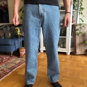 Galaxy jeans WEEKDAY - Säljer ett par ljusblåa jeans från Weekday, modell Galaxy Loose Straight. Mycket bra skick och priset kan diskuteras! Midjemåttet är 88 och benmåttet är 75