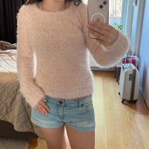 Ljusrosa fluffig stickad tröja från Pimkie - Supermjuk och fluffig ljusrosa stickad tröja från Pimkie. Tröjan har rund halsringning och långa ärmar. Kommer inte till så mycket andvändning, det står ej storlek men passar mig som S🥰