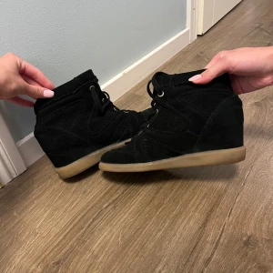 Isabel marant skor - Säljer mina Isabel marant liknande skor från pavement! De är i bra skick och använda fåtal gånger!💗
