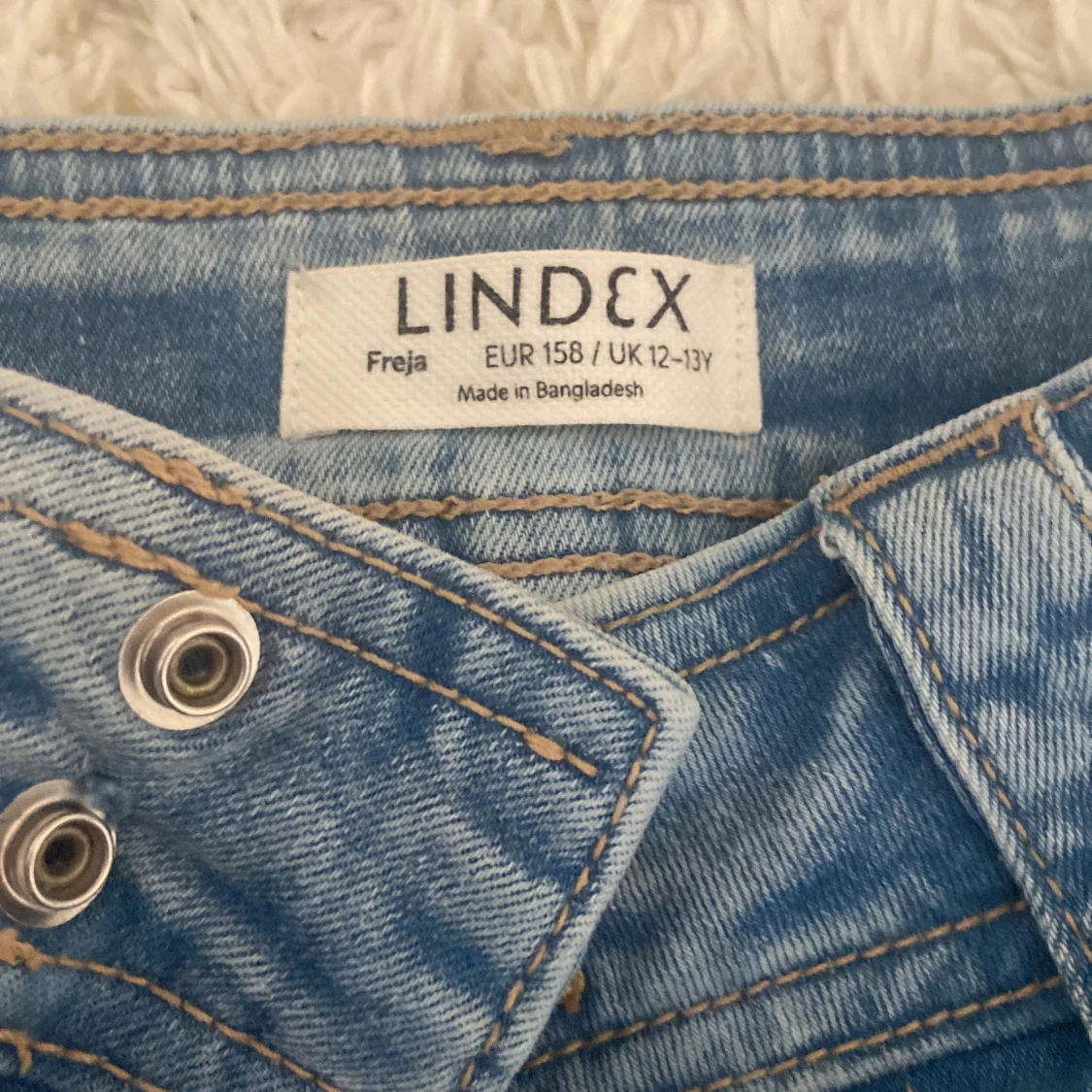 Blå cargojeans med bootcut från Lindex - 2