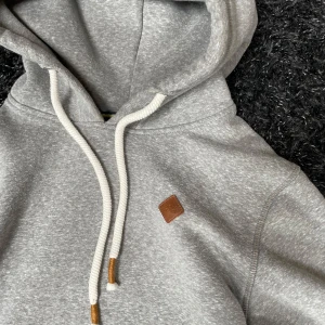 Hoodie - En ny Jack & Jones hoodie. Skick 10/10. Nu pris 499:-. Mitt pris 279:-. Strl S