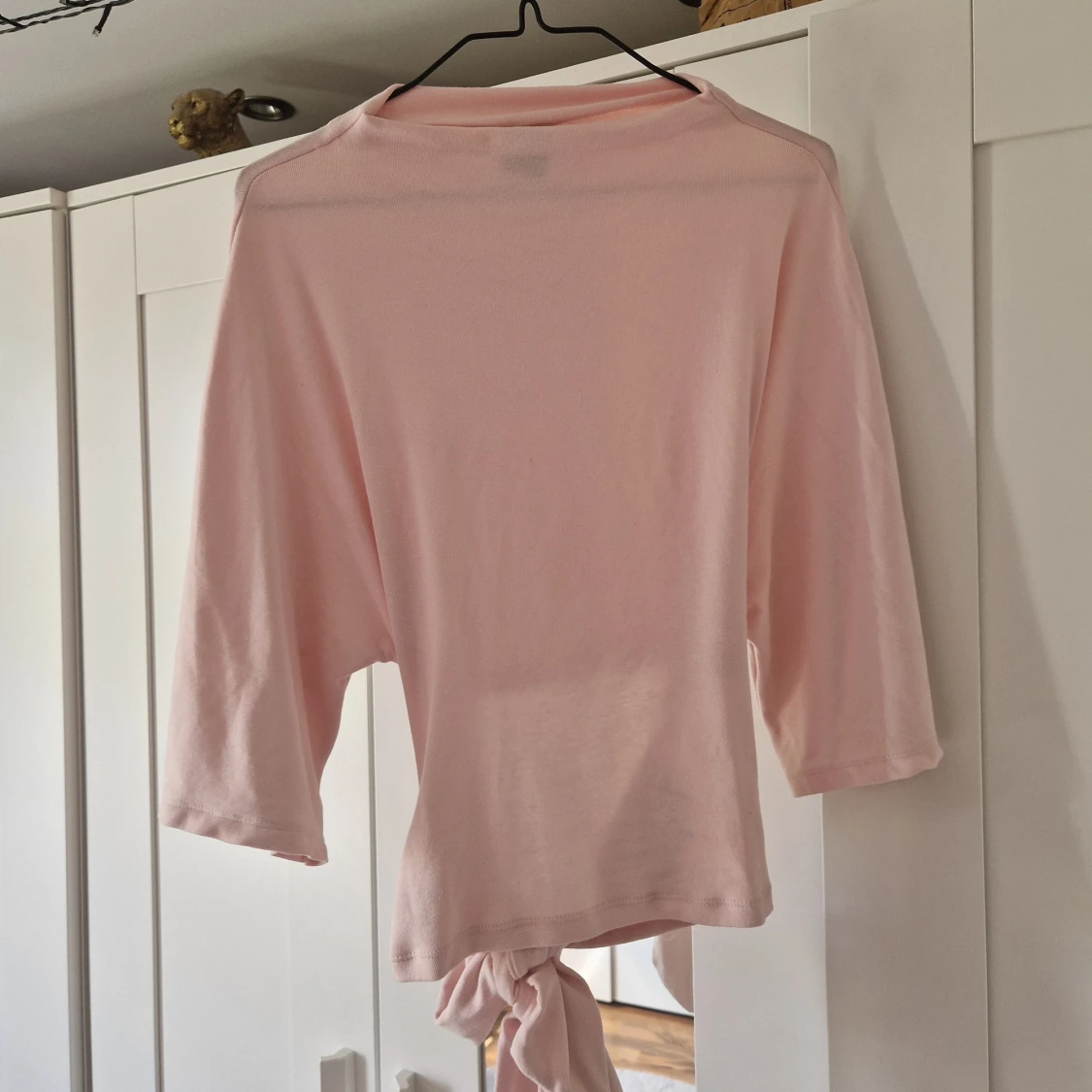 Ljusrosa topp med knyt och