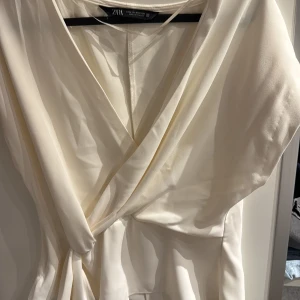 Vit omlottblus från zara - Den snygga slutsålda blusen med v-ringning från Zara