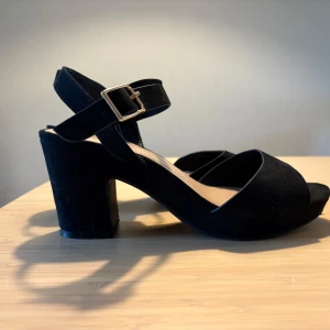 Svarta klackar - Fint skick, undersidan är smått skadad men inget som syns på eller påverkar användningen av dom😇 Köpt på vinted och säljer då de var för stora på mig😓 Mått finns på 3 sista bilderna🫶🏻