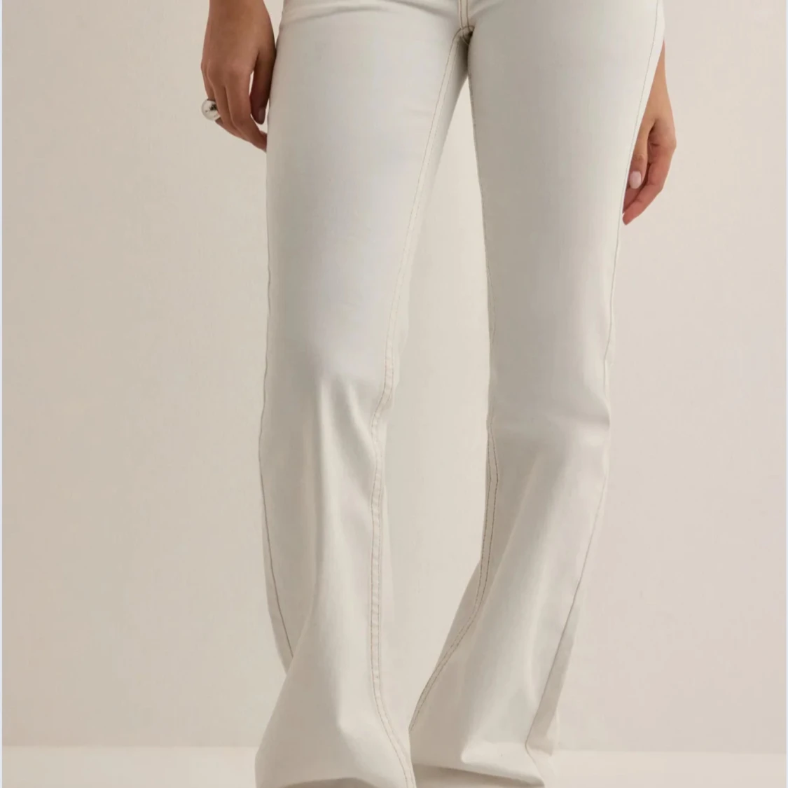 Vita bootcut jeans med kontrastsömmar