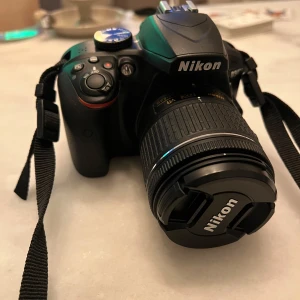 Nikon D3400 systemkamera - Säljer min Nikon D3400 systemkamera med tillhörande objektiv. Näst intill oanvänd och är i utmärkt skick! Ursprungspris är 6000kr. Men pris kan diskuteras då jag vill sälja den för omkring 3600kr. Jag möts gärna upp vid köp av kameran