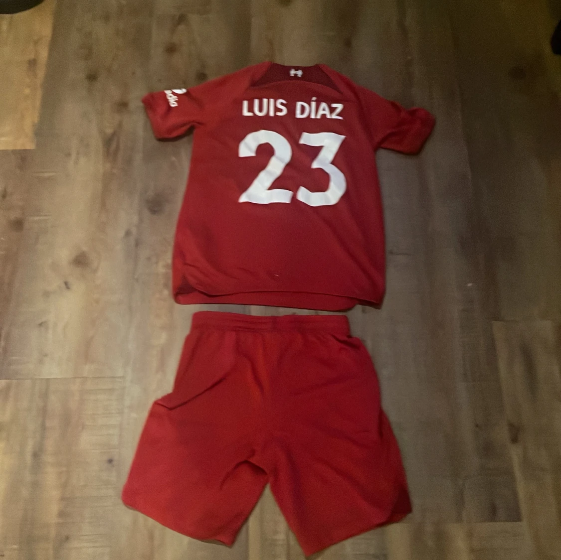 Liverpool matchställ med Luis Díaz nummer 23 på ryggen  - 1