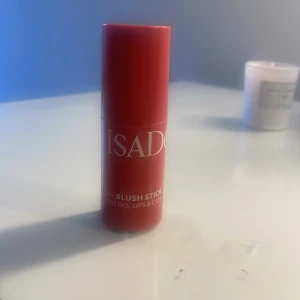 Isadora Blush Stick  - Krämig blush stick från Isadora! Använd några, ganska mycket kvar! Gillade inte riktigt färgen! I färgen 44 coral rose! Jättefin till sommaren nu! Nypris 169kr tror jag!💗💗💗