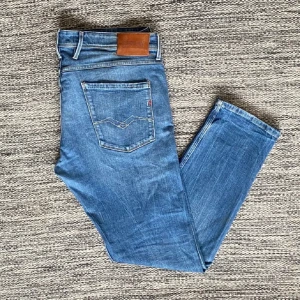 Replay Anbass - Säljer dessa riktigt fina replay Anbass i mycket fint skick,nya över 1500. Märkta med 36/32 men sitter mindre, Slim dithörande av dig vid minsta fråga eller fundering. Priset kan diskuteras vid snabb affär 