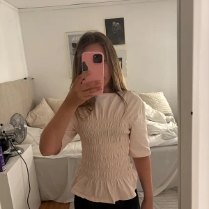 Other stories blus - Säljer min fina topp från other stories då jag inte använder den längre.🩷