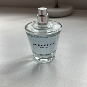Burberry Touch for Men parfym - Fräsch parfym från Burberry, Touch for Men. Flaskan är transparent med silvrig spraykork och innehåller en ljusblå vätska. Klassisk och stilren design som passar perfekt på hyllan. Volymen är 50 ml. Ca 45 ml kvar.