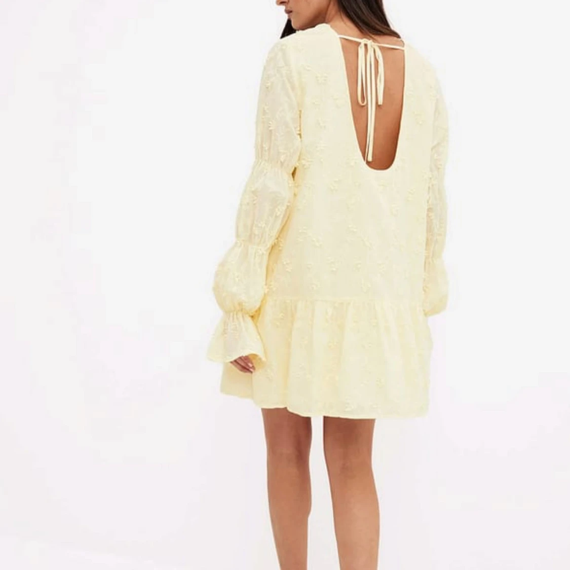 Ljusgul kort klänning med volang - 1