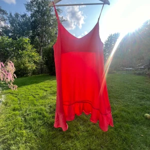 Röd klänning med volang från BikBok - Snygg röd klänning från BikBok i storlek M. Typ aldrig använd, storlek M💕