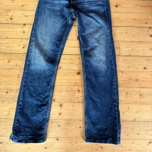 Replay jeans Thad  - Replay jeans,  modell Thad. Storlek 14A (158 cm). Passar en 14 åring som är 170 cm lång. Mycket bra skick då de använts endast ett fåtal gånger pga ”fel” modell. Nypris 800 kr. Säljes för 450 kr