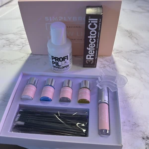 Simplybrow Brow Lamination Kit - Nu säljer jag mitt brow och eyelash kit pågrund av att det kommer aldrig till användning, använt 1 gång så som ny! 