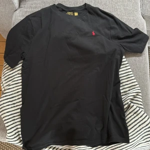 Helt ny t-shirt från Polo Ralph Lauren - Skick 10/10 aldrig använd köpt från kidsbrandstore i största storleken är 172 och väger 62 och den är för stor för mig. du som har M och uppåt kan den nog passa. För mig så slutar den vid låren