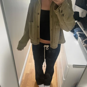 Grön jacka - Jättesnygg jacka från Zara!! Super fint skick och så skön🥰